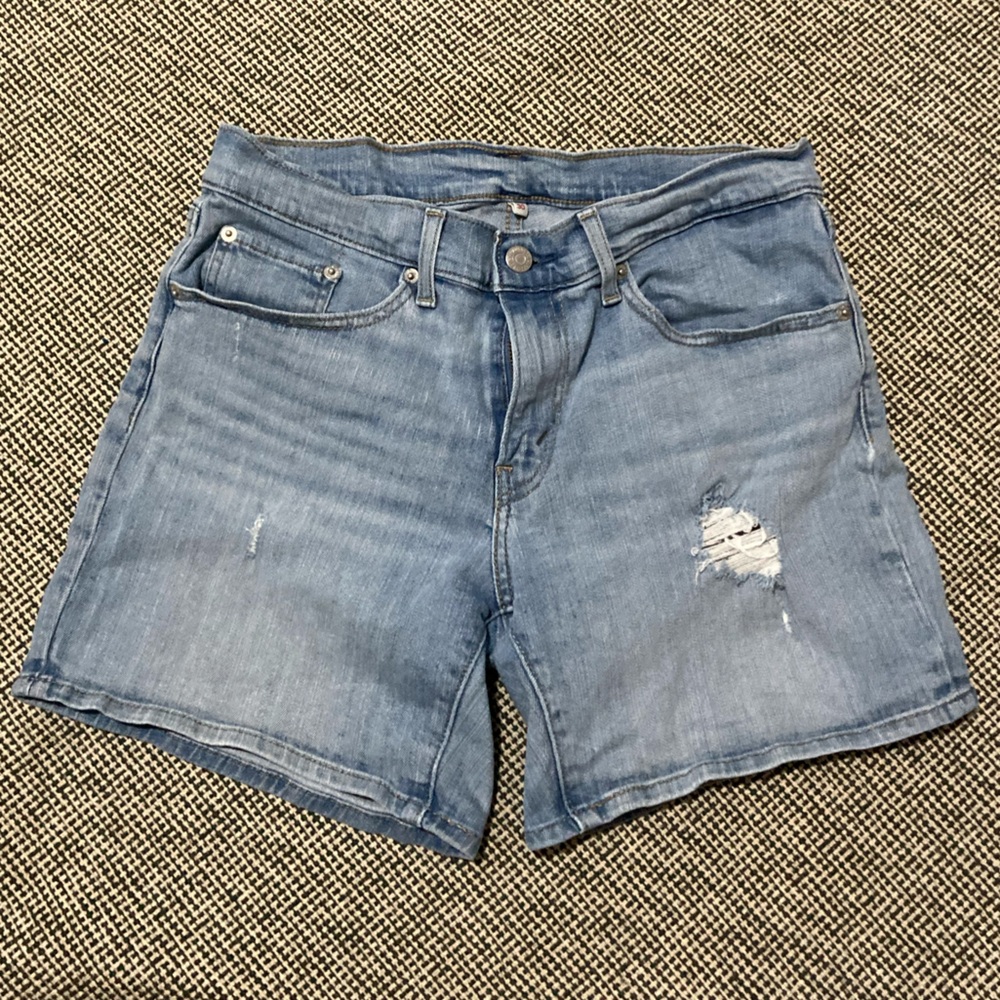🔻Levi's Women's Light Blue Denim Shorts
Size:30

good condition👍🏻